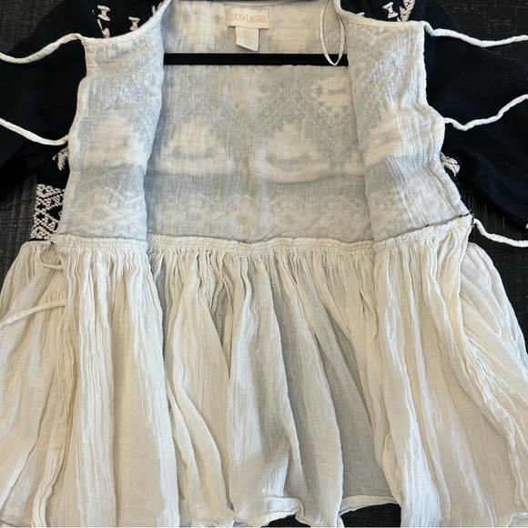 Lucy and Laurel Tribal Boho Embroidered Blouse - Picture 6 of 11